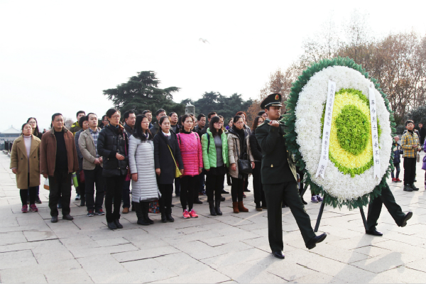 图为教科院全体党员为烈士敬献花圈。 记者 戴云 摄.jpg 图为教科院全体党员为烈士敬献花圈。 记者 戴云 摄.jpg
