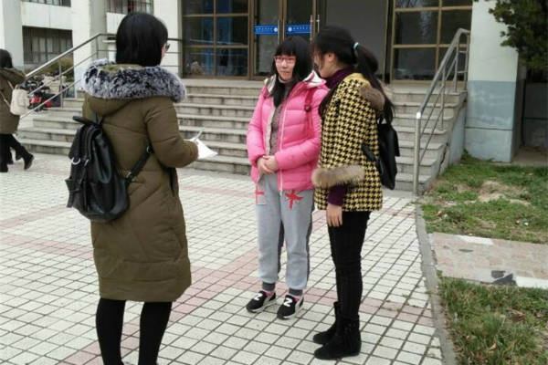 图为调查老员工对两会的关注度 王登荣摄_meitu_3.jpg