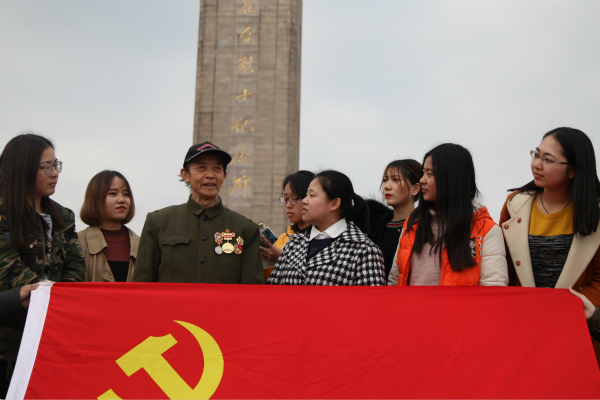 图为革命老兵为员工党员讲述抗战故事。记者 戴云 摄.jpg 图为革命老兵为员工党员讲述抗战故事。记者 戴云 摄.jpg