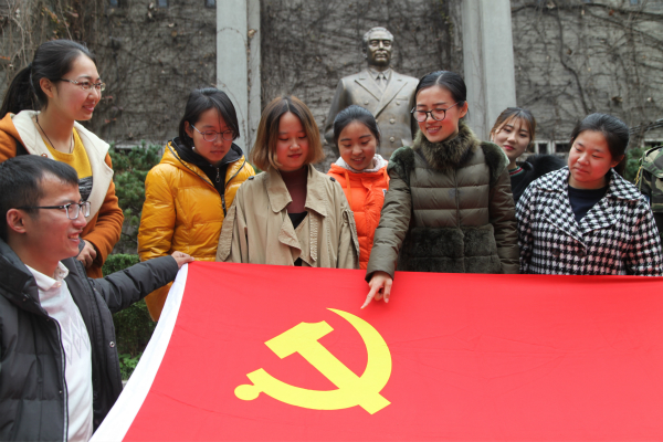 图为员工党支部书记梅雪为员工党员讲述党旗故事。记者 戴云 摄.jpg 图为员工党支部书记梅雪为员工党员讲述党旗故事。记者 戴云 摄.jpg