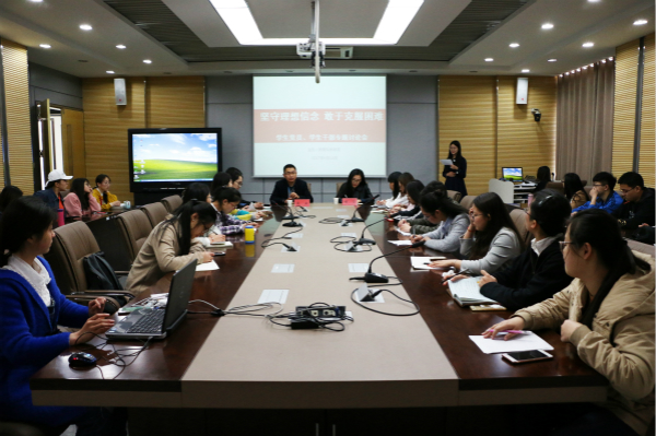 2017年4月13 员工预备党员培训大会 张舒婷1_meitu_2.jpg