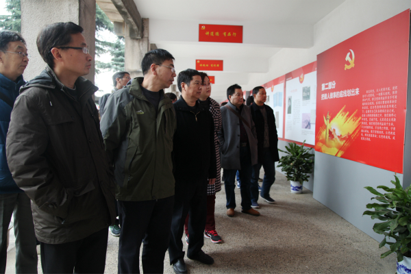图为教科院全体党员参观“两学一做”专题图文展。记者 戴云 摄.jpg 图为教科院全体党员参观“两学一做”专题图文展。记者 戴云 摄.jpg