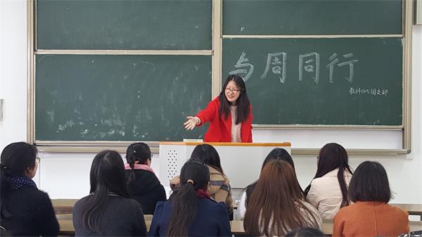 主持人邀请同学讲述自己的心得感悟。记者 樊海旭 摄.jpg 主持人邀请同学讲述自己的心得感悟。记者 樊海旭 摄.jpg