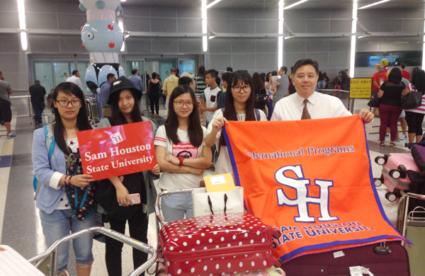 萨姆休斯顿州立大学教育学院李志成博士在美机场迎接员工(刘学 拍摄).JPG