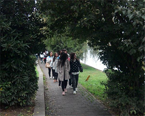 图为同学参观周恩来纪念馆 记者 摄.jpg 图为同学参观周恩来纪念馆 记者 摄.jpg